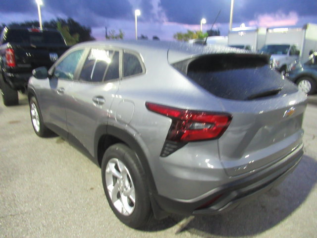 Used 2026 Chevrolet Trax LS w/ LS Convenience Package FWD image 4