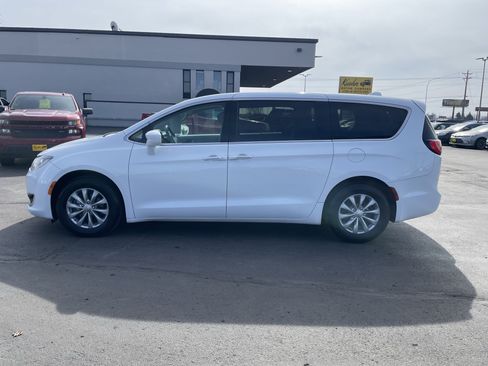 Used 2018 Chrysler Pacifica Touring Plus FWD image 5