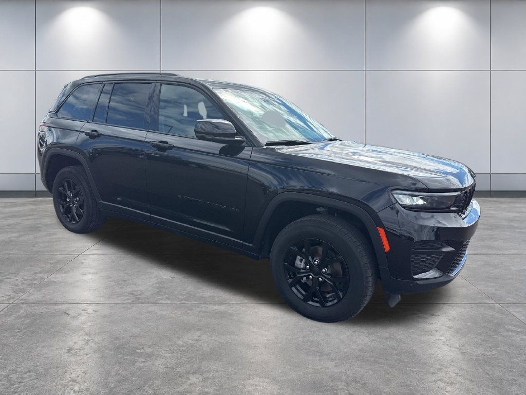 Used 2025 Jeep Grand Cherokee Altitude AWD/4WD image 7