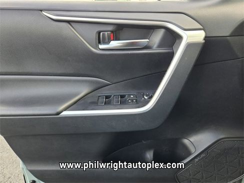 Used 2019 Toyota RAV4 XLE Premium image 30