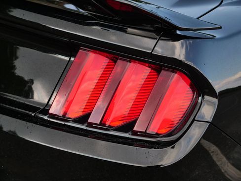 Used 2017 Ford Mustang Coupe RWD image 31