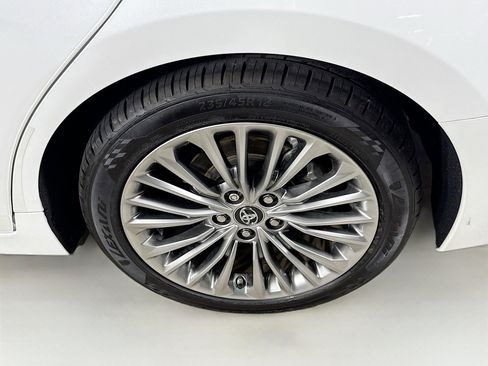 Used 2019 Toyota Avalon Limited image 39