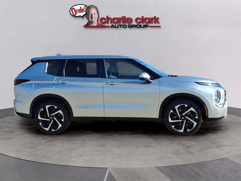 Used 2023 Mitsubishi Outlander SE image 6