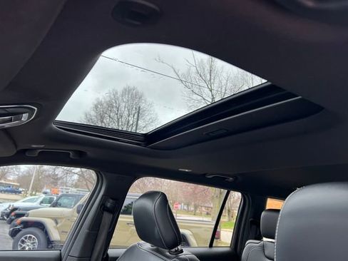 Used 2023 Jeep Grand Cherokee L Laredo image 11