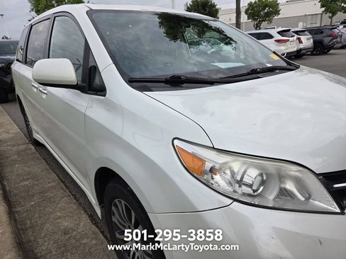 Used 2020 Toyota Sienna XLE FWD image 3