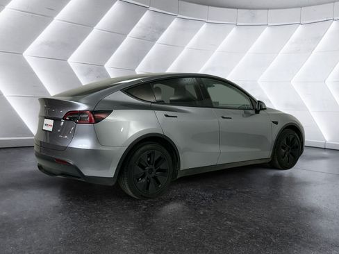 Used 2025 Tesla Model Y Long Range AWD/4WD image 4