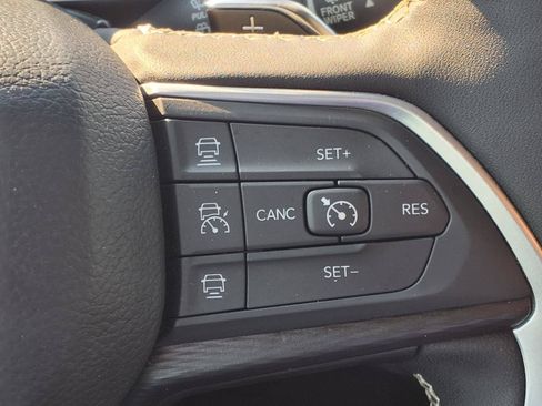 Used 2025 Jeep Grand Cherokee Altitude AWD/4WD image 14