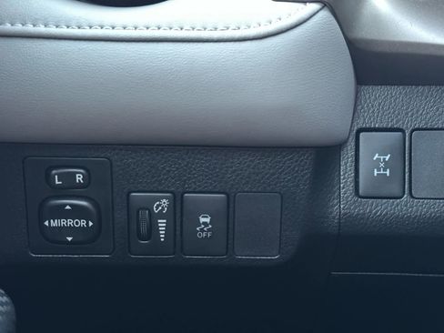 Used 2013 Toyota RAV4 XLE image 28