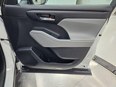 Used 2021 Toyota Highlander XLE image 32
