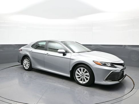 Used 2021 Toyota Camry LE image 4