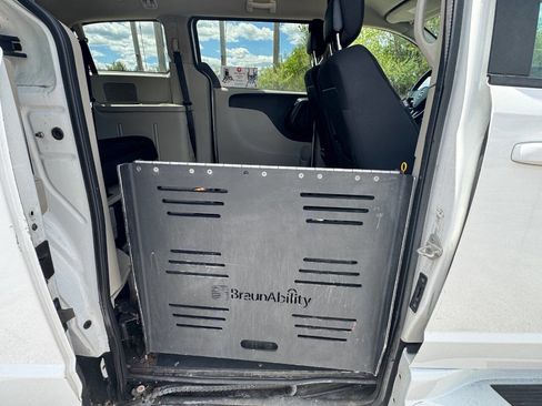Used 2018 Dodge Grand Caravan SE FWD image 15