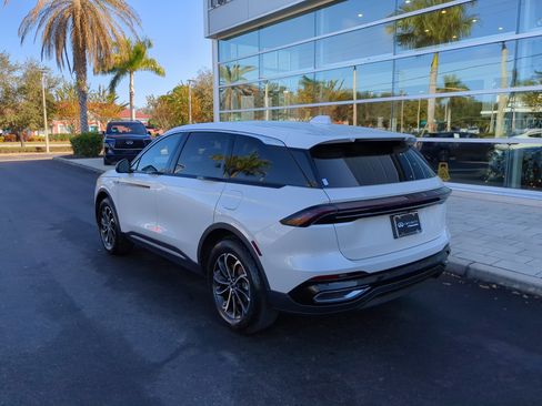 Used 2025 Lincoln Nautilus Premier image 6