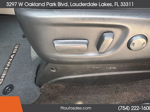 Used 2014 Toyota Sienna SE FWD image 19