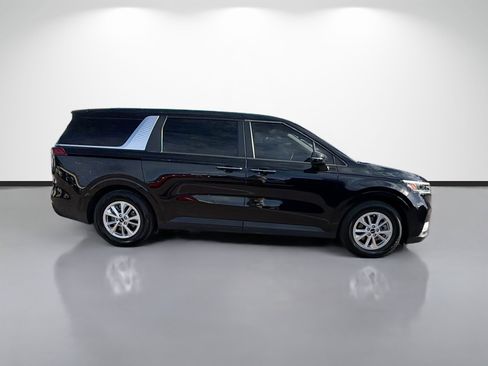 Used 2023 Kia Carnival LX image 2