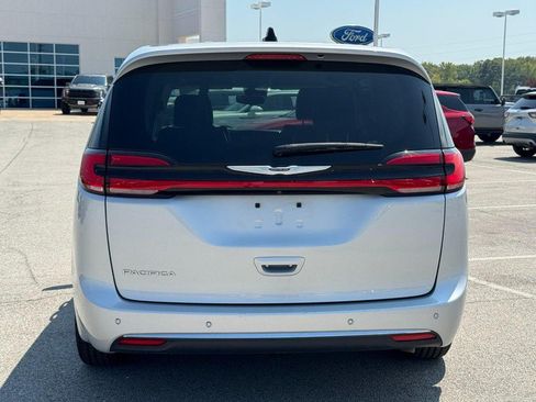 Used 2024 Chrysler Pacifica Touring-L FWD image 4