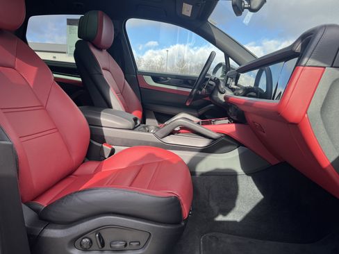 Used 2024 Porsche Cayenne image 24