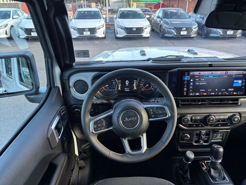 Used 2025 Jeep Wrangler Sahara image 33