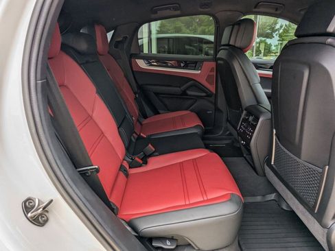 Certified 2025 Porsche Cayenne Coupe image 24