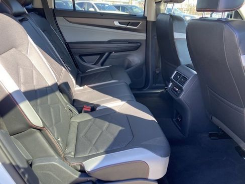 Used 2025 Volkswagen Atlas Peak Edition SE image 27