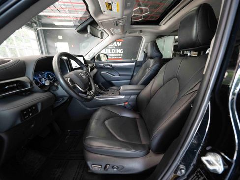 Used 2024 Toyota Highlander Limited FWD image 9