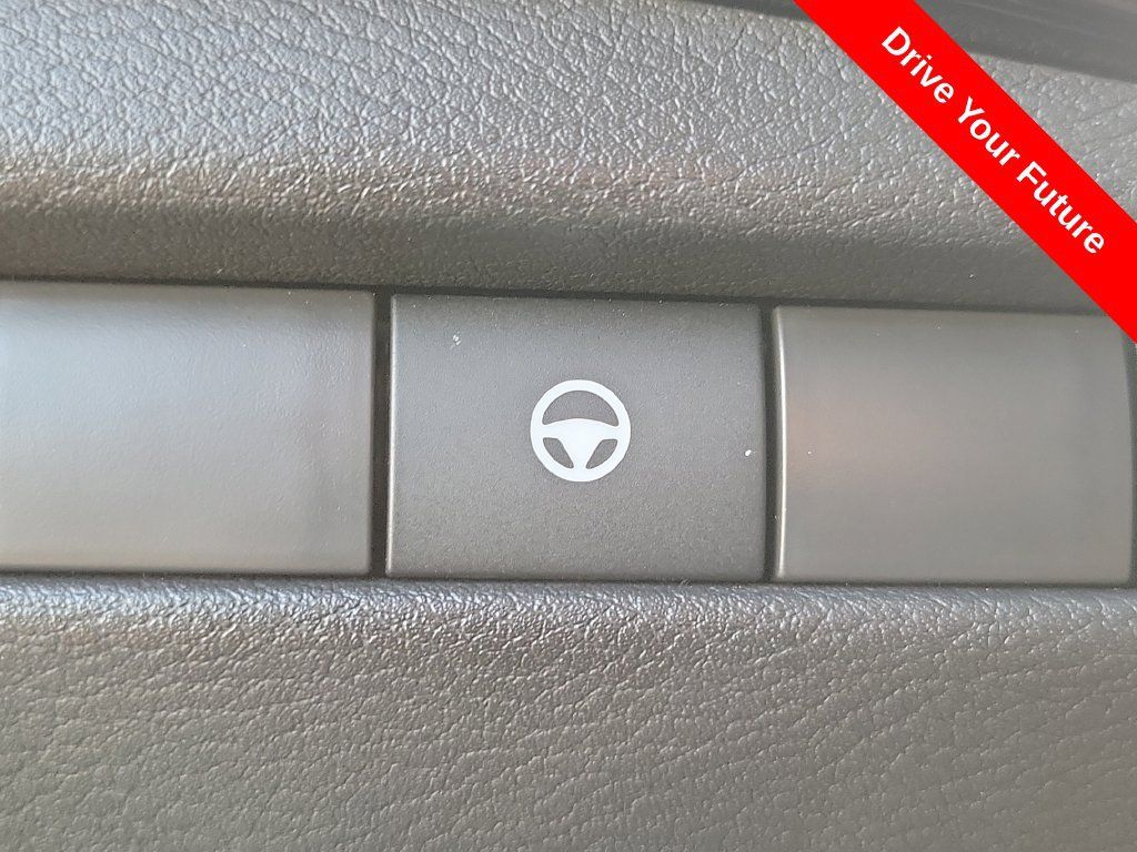 Used 2025 Nissan Kicks SR AWD/4WD image 18