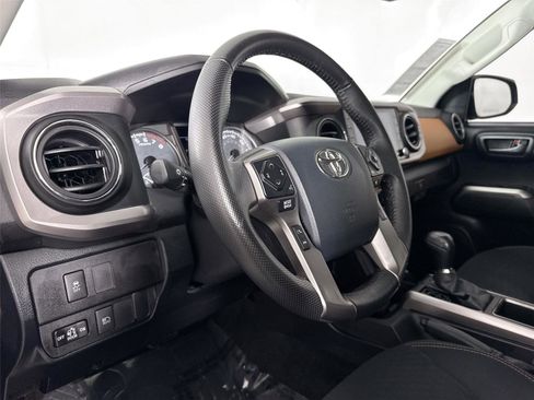 Used 2020 Toyota Tacoma SR5 RWD image 4