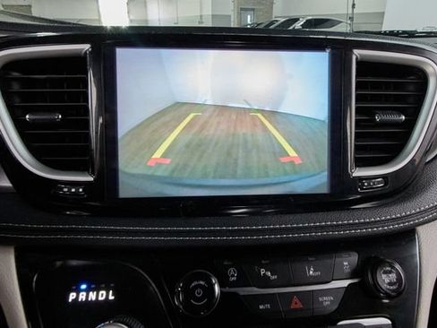 Used 2022 Chrysler Pacifica Touring-L AWD/4WD image 15