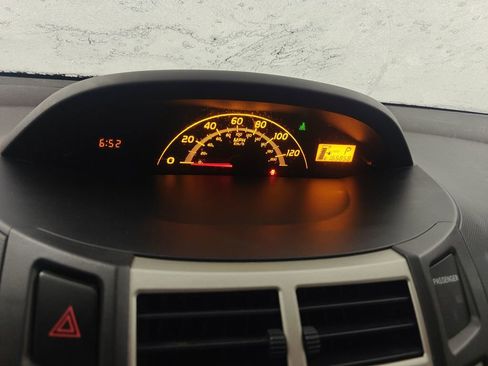 Used 2010 Toyota Yaris 4-Door Hatchback image 10