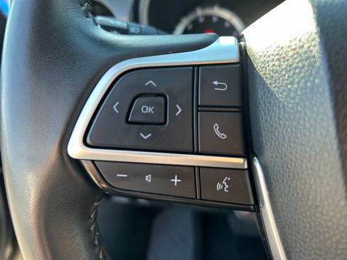 Used 2023 Toyota Highlander LE AWD/4WD image 13