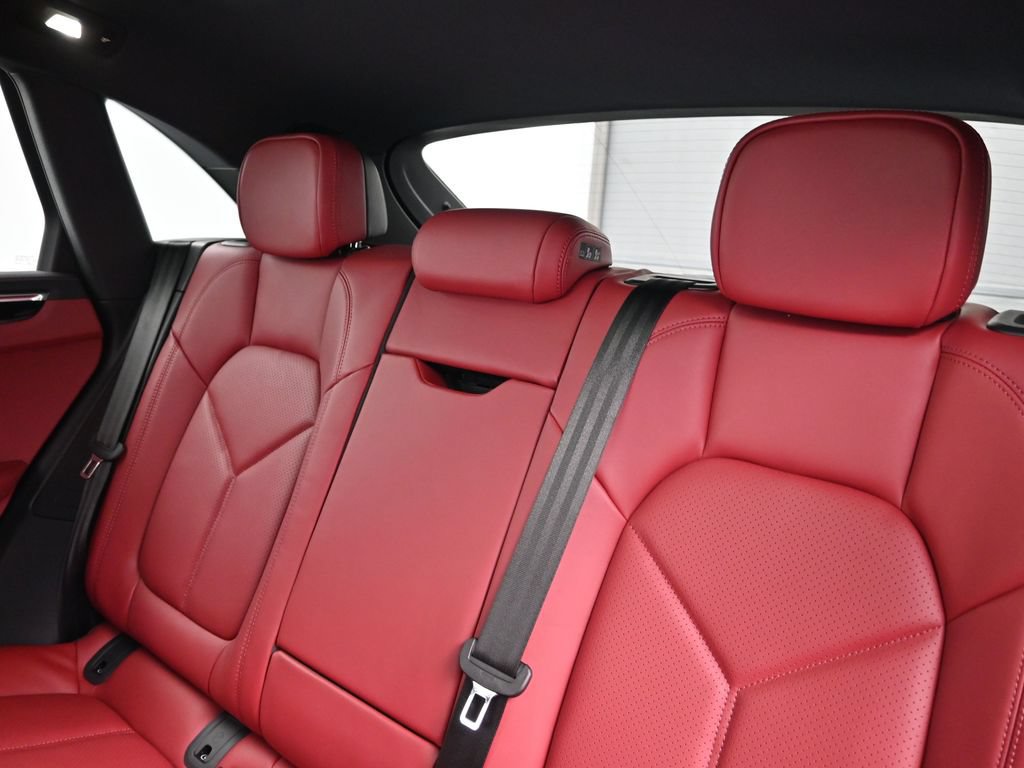 Certified 2026 Porsche Macan AWD/4WD image 6