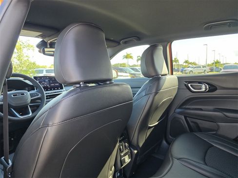 New 2026 Jeep Compass Latitude image 9