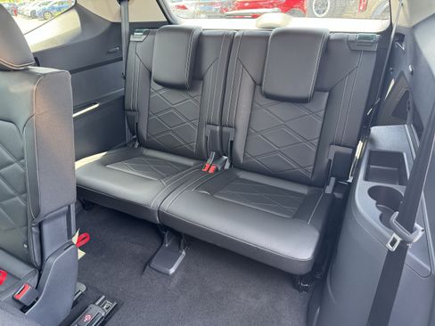 Certified 2025 Volkswagen Atlas SE FWD image 34