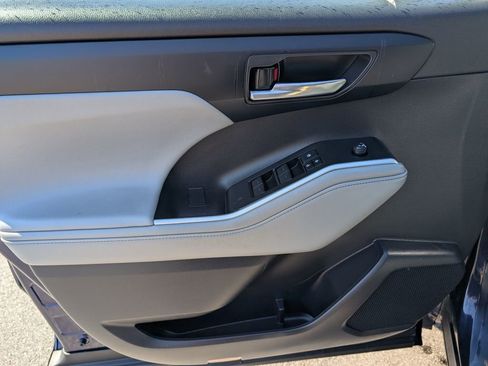 Used 2021 Toyota Highlander XLE image 13