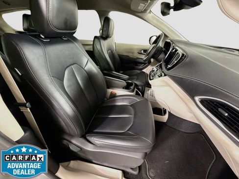 Used 2024 Chrysler Pacifica Limited FWD image 29