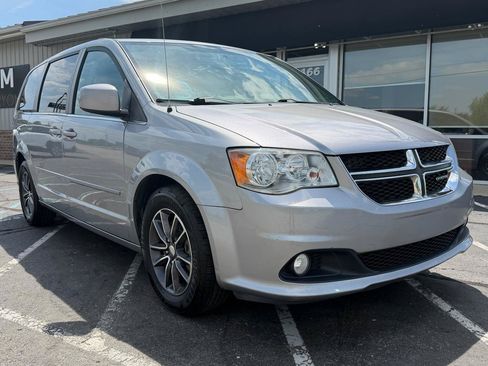 Used 2017 Dodge Grand Caravan SXT w/ Driver Convenience Group FWD image 7