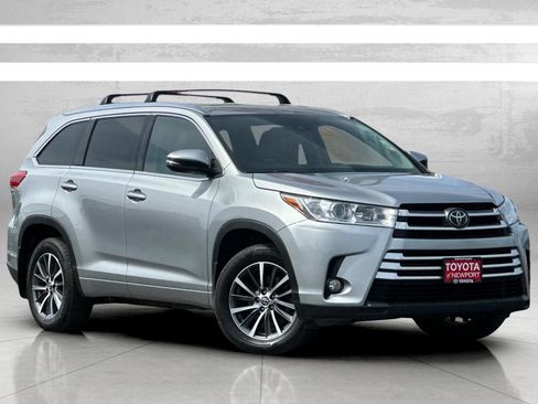 Used 2017 Toyota Highlander XLE AWD/4WD image 2