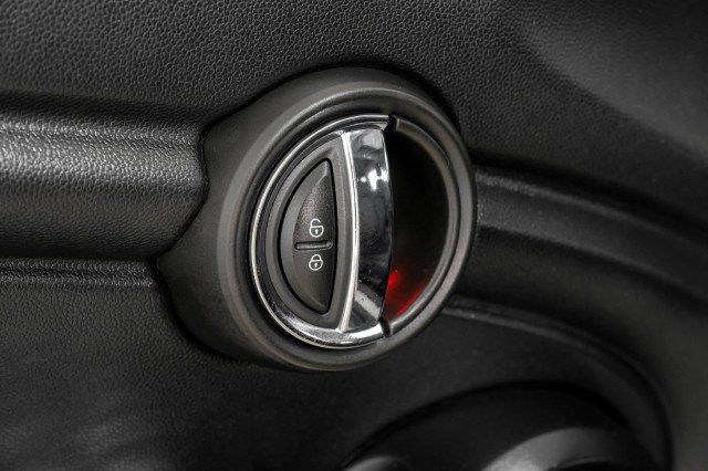 Used 2016 MINI Cooper 4-Door Hardtop FWD image 40