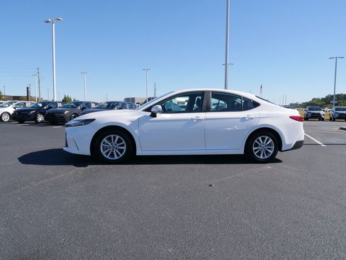 Used 2025 Toyota Camry LE image 5