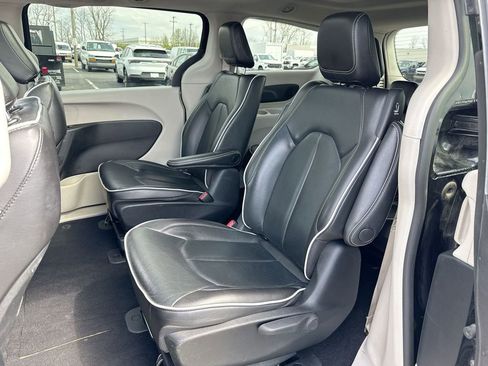Used 2023 Chrysler Pacifica Limited image 23