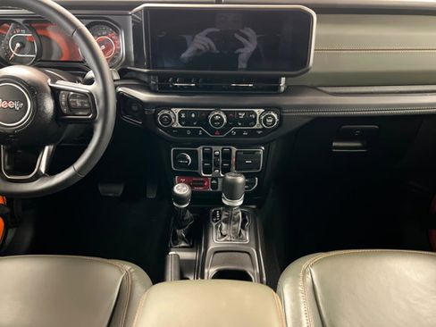 Used 2025 Jeep Gladiator Mojave image 13