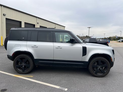 Used 2023 Land Rover Defender 110 X-Dynamic SE image 4