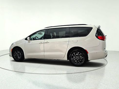 Used 2020 Chrysler Pacifica Touring-L w/ Advanced Safetytec Group AWD/4WD image 5