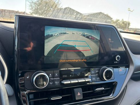 Used 2023 Toyota Highlander XLE image 10