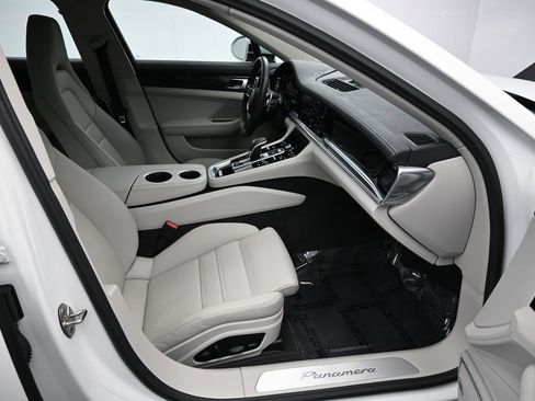 Used 2022 Porsche Panamera image 28