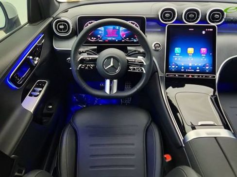 Used 2025 Mercedes-Benz GLC 300 4MATIC image 38