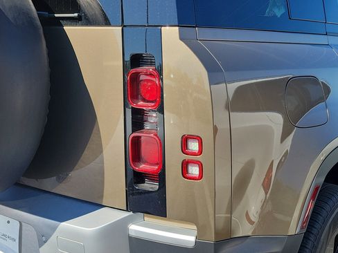 Used 2025 Land Rover Defender 110 S image 8