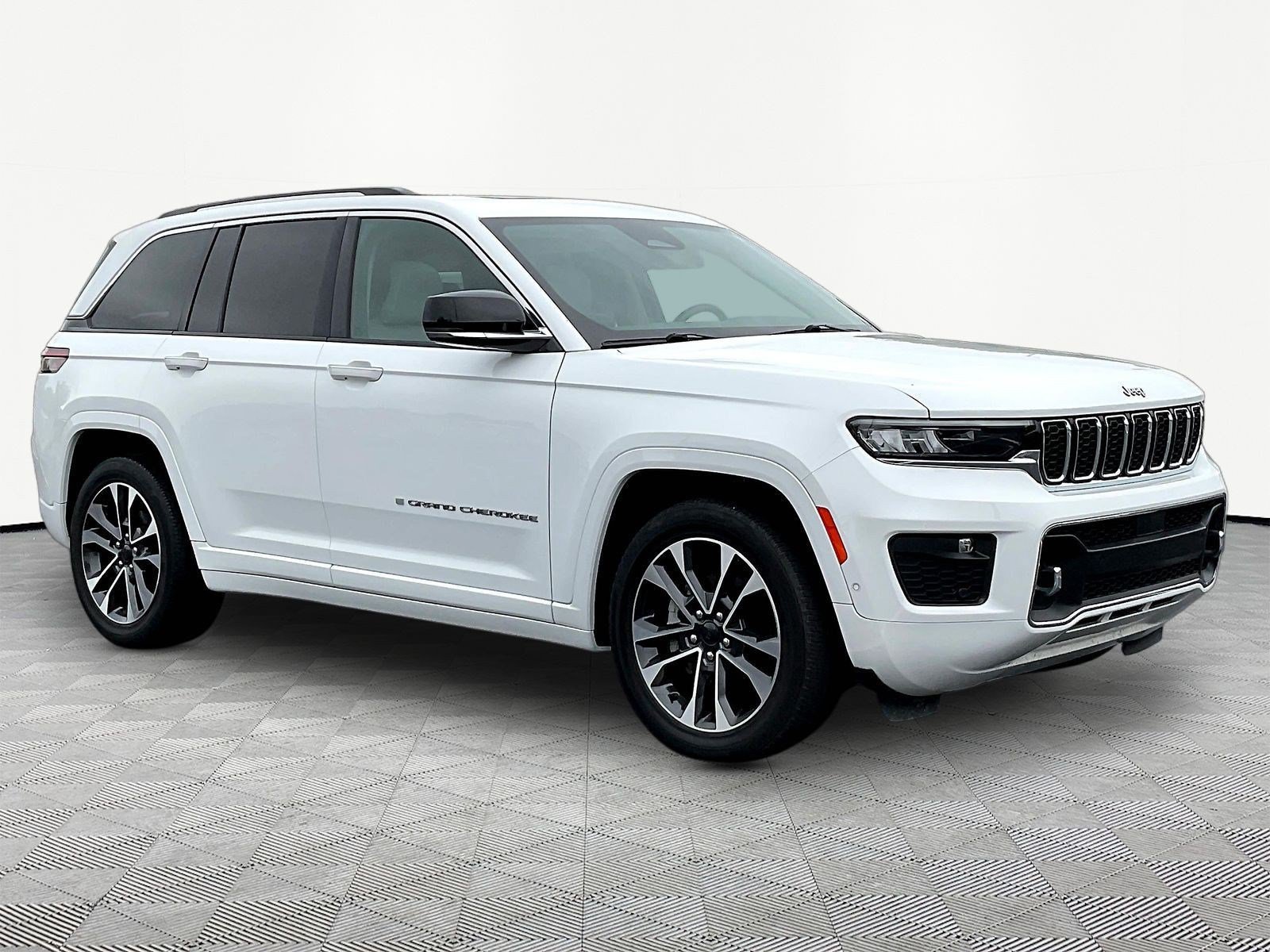 Used 2022 Jeep Grand Cherokee Overland w/ Luxury Tech Group IV AWD/4WD image 3