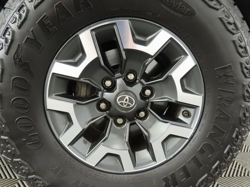 Used 2017 Toyota Tacoma TRD Off-Road w/ Premium & Technology Package image 33