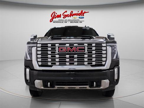 Used 2024 GMC Sierra 3500 Denali image 2
