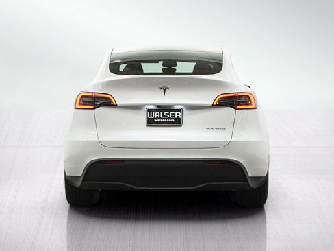 Used 2024 Tesla Model Y Long Range AWD/4WD image 4